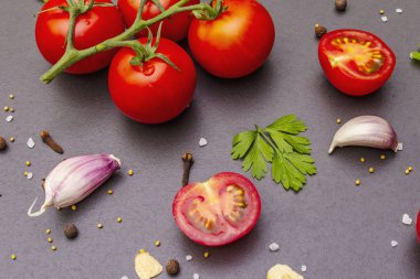 Baharatlar, otlar, domateslerle pişirilmiş beton arkaplan