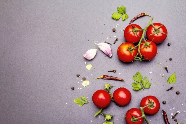 Baharatlar, otlar, domateslerle pişirilmiş beton arkaplan