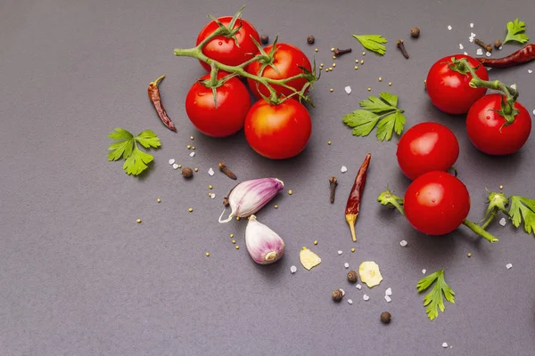 Cocina de piedra de hormigón de fondo con especias, hierbas, tomates — Foto de Stock