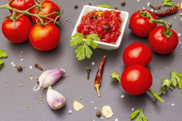 Confitura de tomate, mermelada, chutney, salsa. Concepto casero de preservación — Foto de Stock