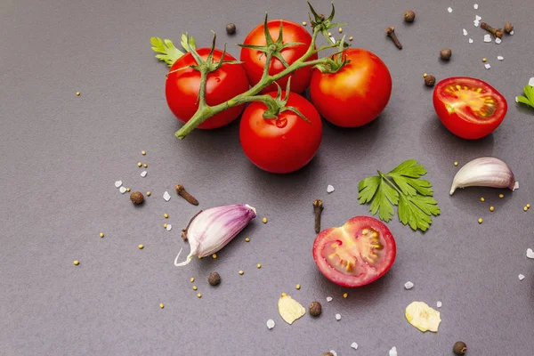 Cocina de piedra de hormigón de fondo con especias, hierbas, tomates — Foto de Stock