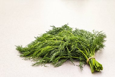 Taze organik dereotu.