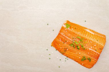 Çiğ alabalık filetosu (somon balığı).