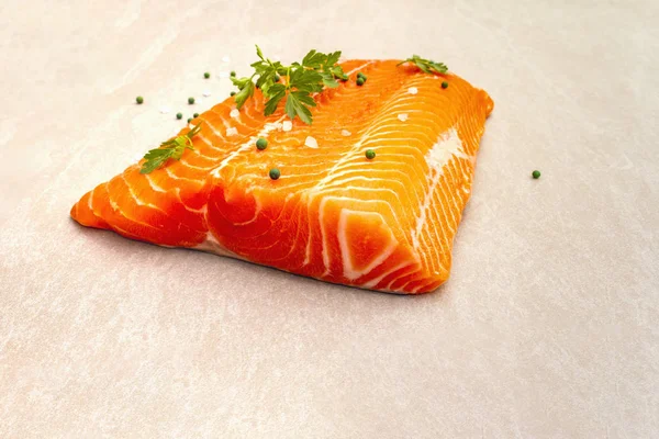 Raw trout fillet (salmon). — Stockfoto