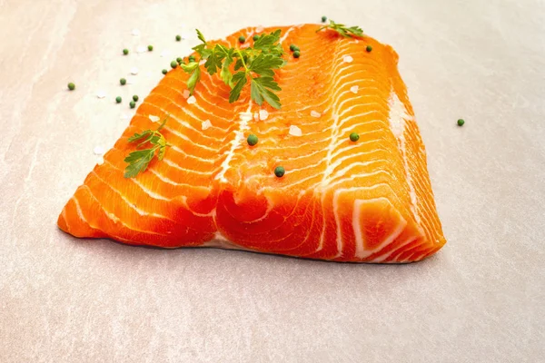 Raw trout fillet (salmon). — Stockfoto