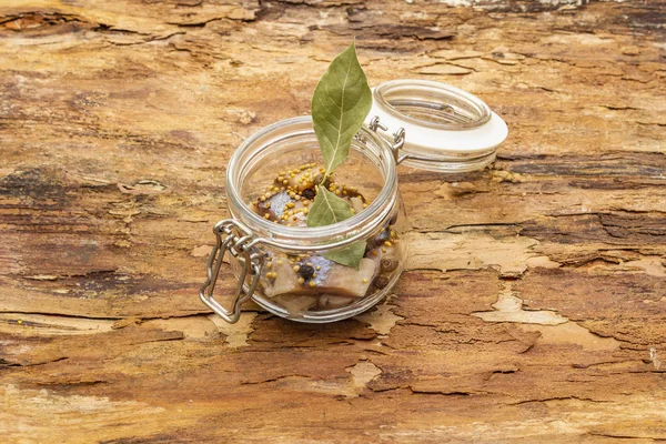 Rebanadas de arenque con especias en un frasco de vidrio . —  Fotos de Stock