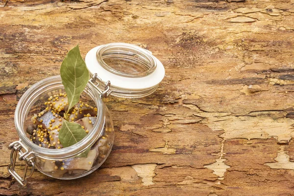 Rebanadas de arenque con especias en un frasco de vidrio . —  Fotos de Stock