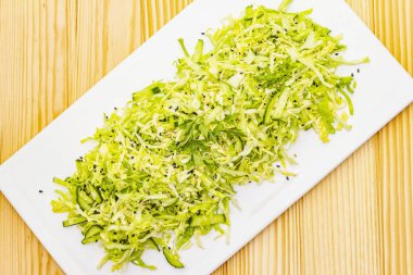 Taze lahana salatası.