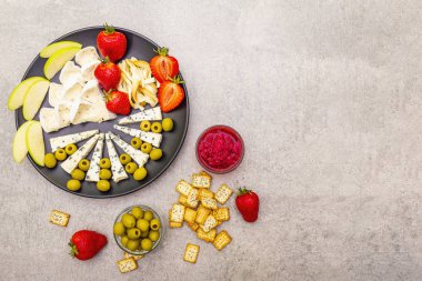 Atıştırmalık çeşitli peynir tabakları