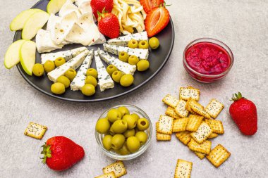 Atıştırmalık çeşitli peynir tabakları