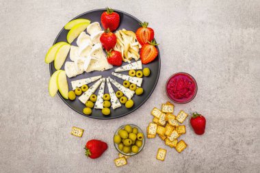 Atıştırmalık çeşitli peynir tabakları