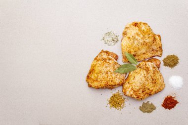 Çiğ tavuk budu ve baharat..