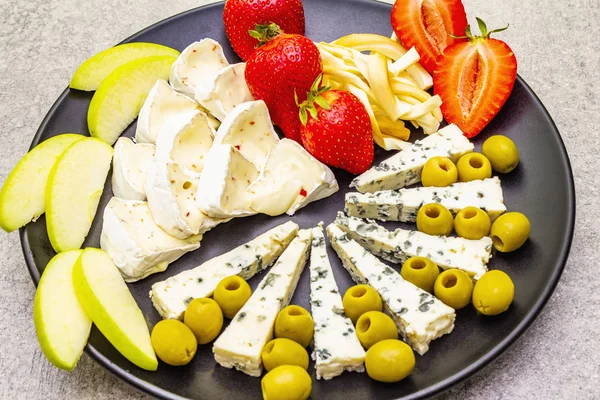 Snack prato de queijos variados — Fotografia de Stock