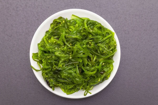 Ensalada tradicional japonesa de algas marinas Hiyashi Wakame Chuka con semillas de sésamo . — Foto de Stock