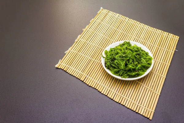 Salad rumput laut tradisional Jepang Hiyashi Wakame Chuka dengan biji wijen . — Stok Foto