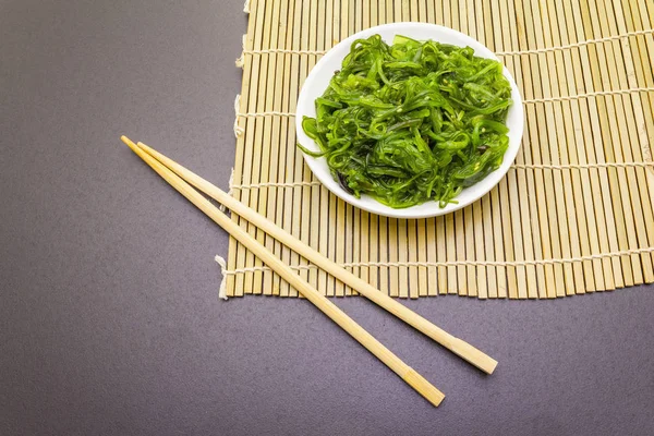 Ensalada tradicional japonesa de algas marinas Hiyashi Wakame Chuka con semillas de sésamo . — Foto de Stock