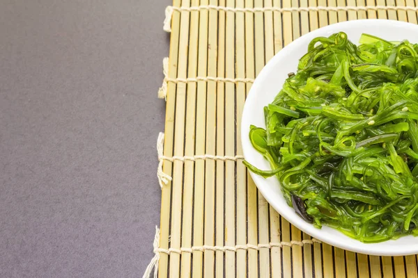 Ensalada tradicional japonesa de algas marinas Hiyashi Wakame Chuka con semillas de sésamo . — Foto de Stock