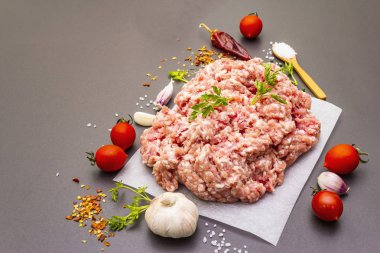 çiğ kıyılmış domuz.