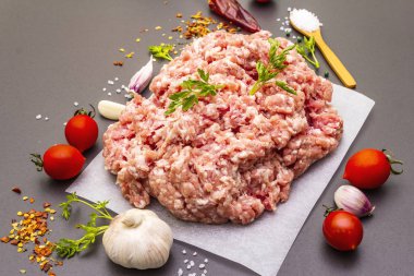 çiğ kıyılmış domuz.