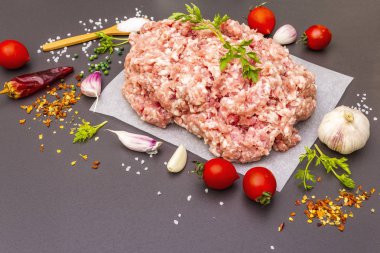 çiğ kıyılmış domuz.