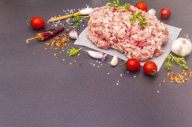 çiğ kıyılmış domuz.