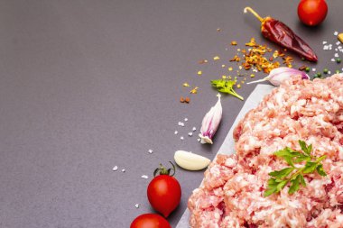 çiğ kıyılmış domuz.