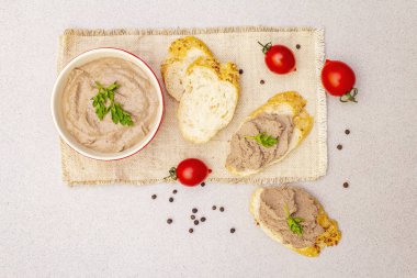 Tereyağlı tavuk ciğeri ezmesi.