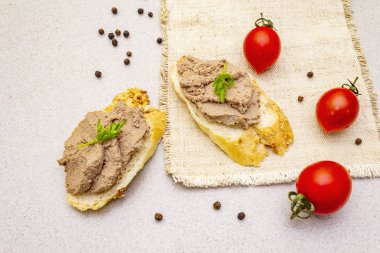 Tereyağlı tavuk ciğeri ezmesi.