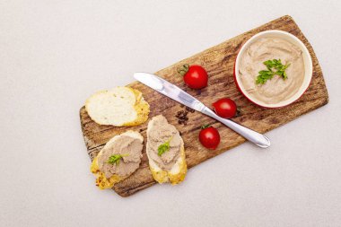 Tereyağlı tavuk ciğeri ezmesi.