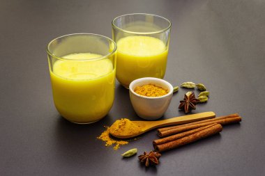 Altın zerdeçal süt