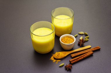 Altın zerdeçal süt