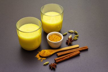 Altın zerdeçal süt