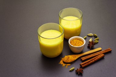 Altın zerdeçal süt