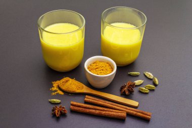 Altın zerdeçal süt