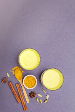 Altın zerdeçal süt