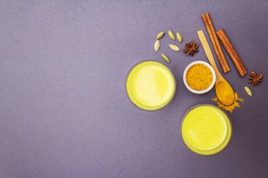 Altın zerdeçal süt