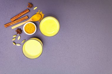 Altın zerdeçal süt