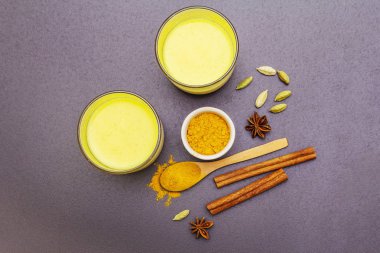 Altın zerdeçal süt