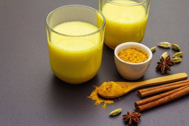 Altın zerdeçal süt