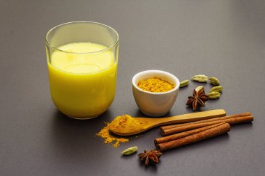 Altın zerdeçal süt