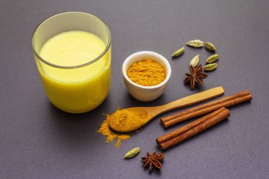 Altın zerdeçal süt