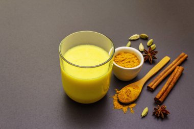 Altın zerdeçal süt