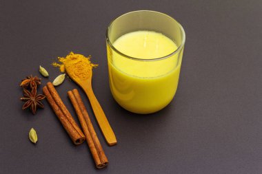 Altın zerdeçal süt