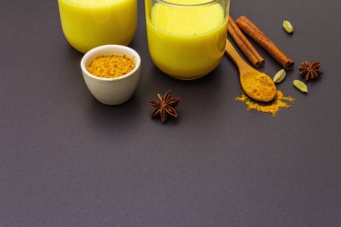 Altın zerdeçal süt