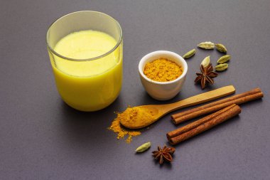 Altın zerdeçal süt