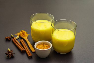 Altın zerdeçal süt