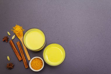 Altın zerdeçal süt