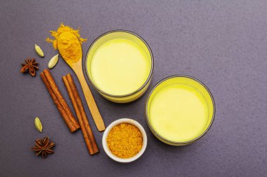 Altın zerdeçal süt