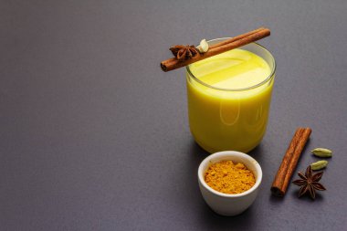 Altın zerdeçal süt