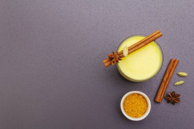 Altın zerdeçal süt